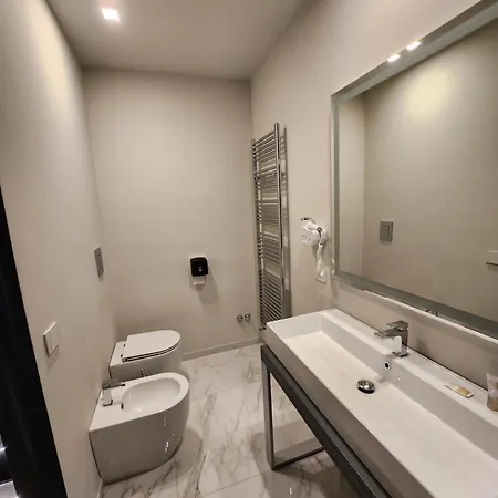 Demsi Palace & Restaurant מלון