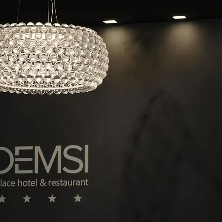 Demsi Palace & Restaurant ホテル